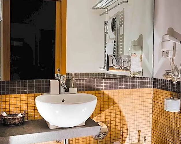 לינה וארוחת בוקר Domus Cavour 4*