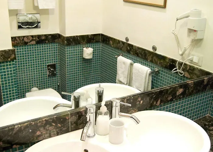 לינה וארוחת בוקר Domus Cavour 4*